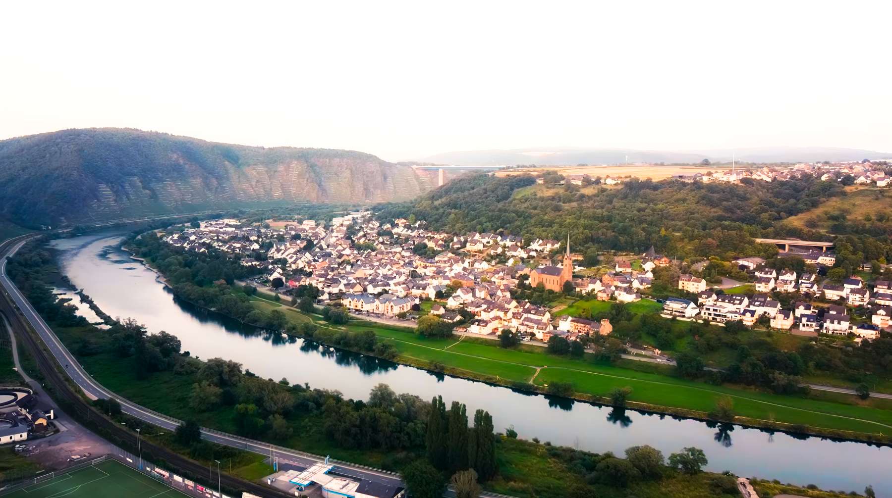 Cinematic FPV dronebeelden Niederburg Kobern door WayLAN Media